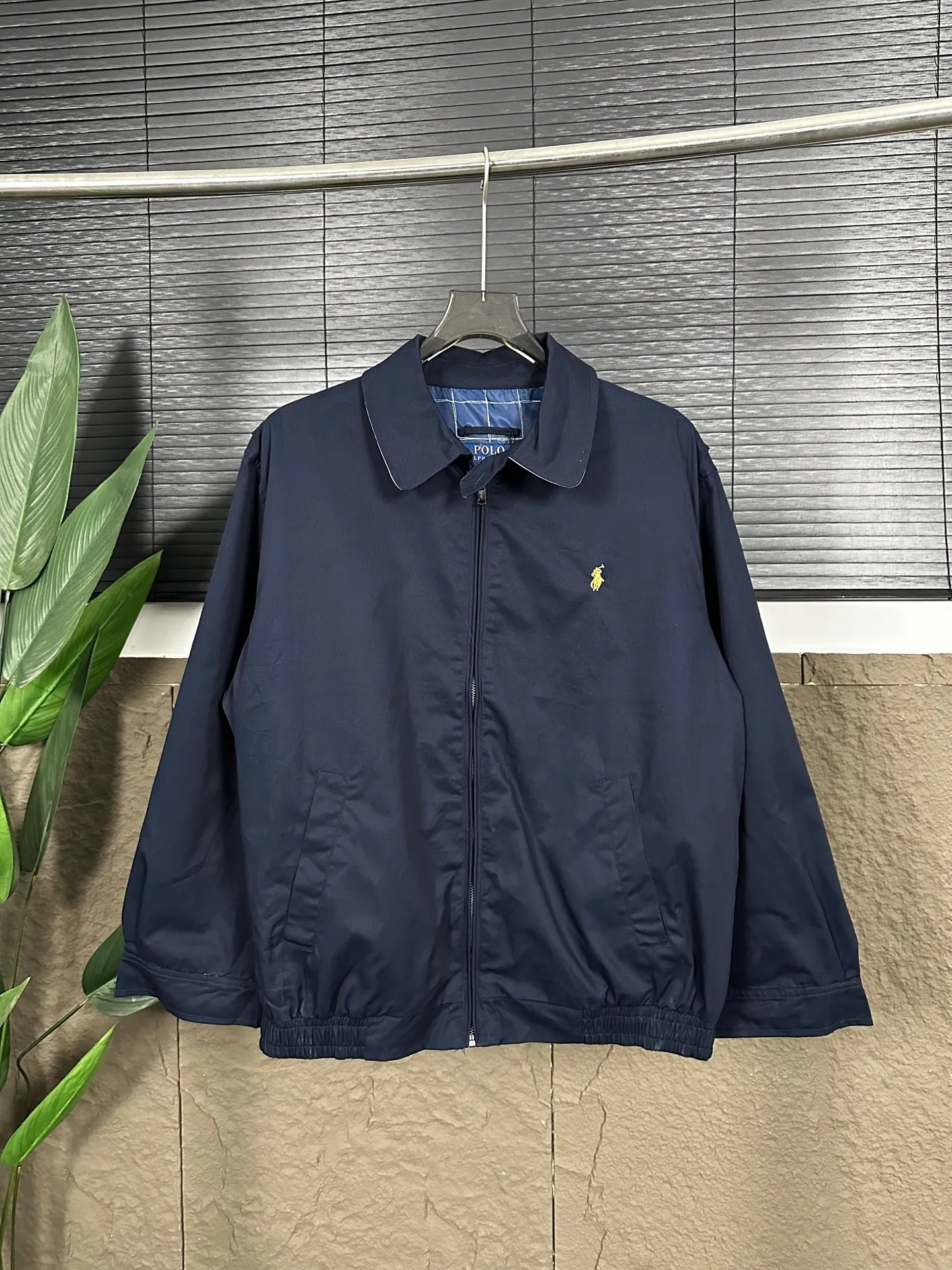 P270 Ralph Lauren/Ralph Lauren classic unisex veteran zipper jacket style number: DJ1897 Recommended by many fashion bloggers, the Harrington jacket's lapel zipper windproof design perfectly blends casual style with street trend elements, making it very suitable for neutral wear. The fabric texture of the jacket is excellent and comfortable to wear. It is a very versatile and trendy jacket. Original development, 100% pure cotton fabric, exquisite embroidery, evergreen style for all seasons, feel free to buy it, retro will never go out of style!  Color: Khaki Navy Black Size: M-XXL M L